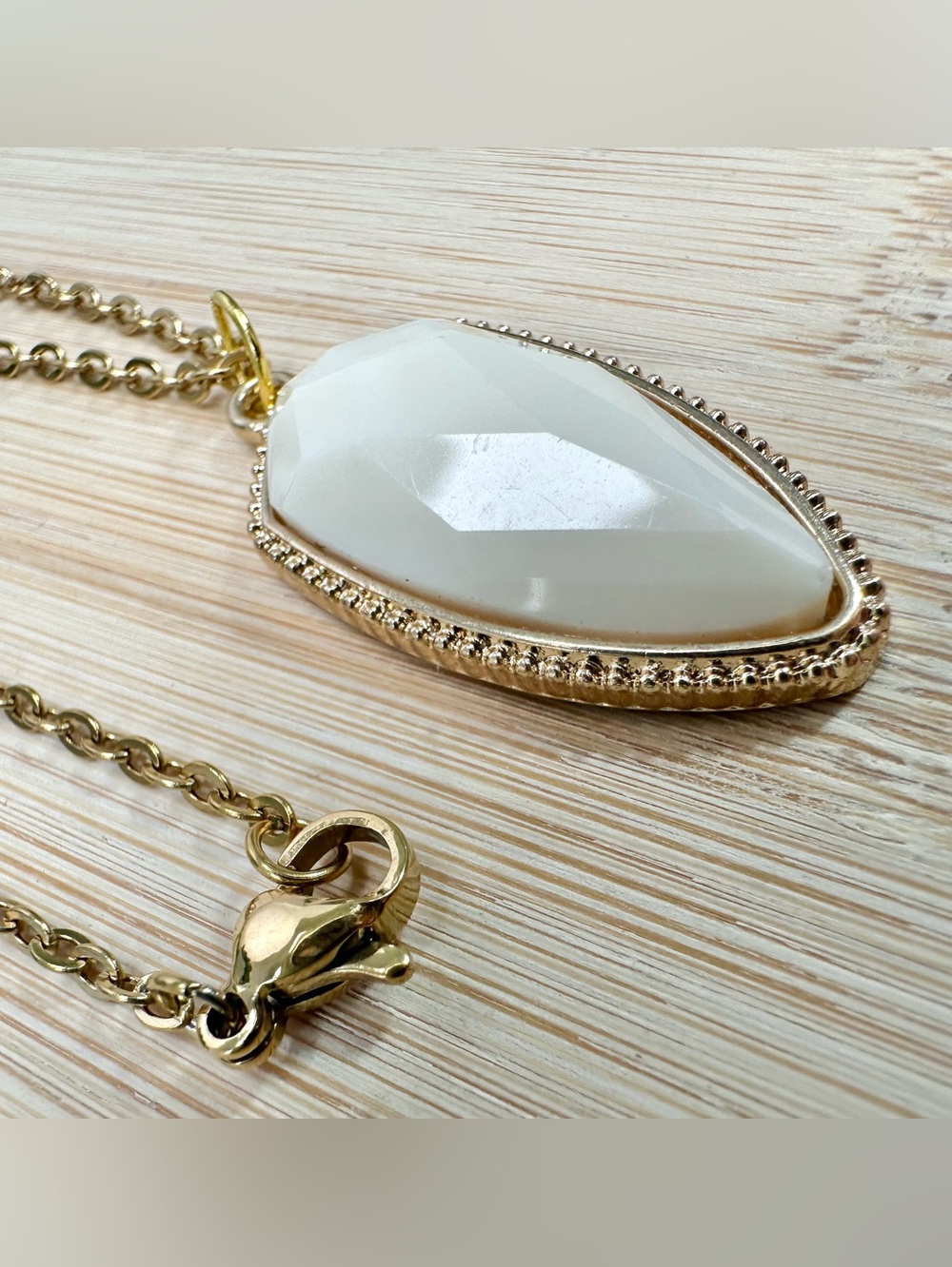 💛Faceted Creamy White Faux Stone Pendant Necklace